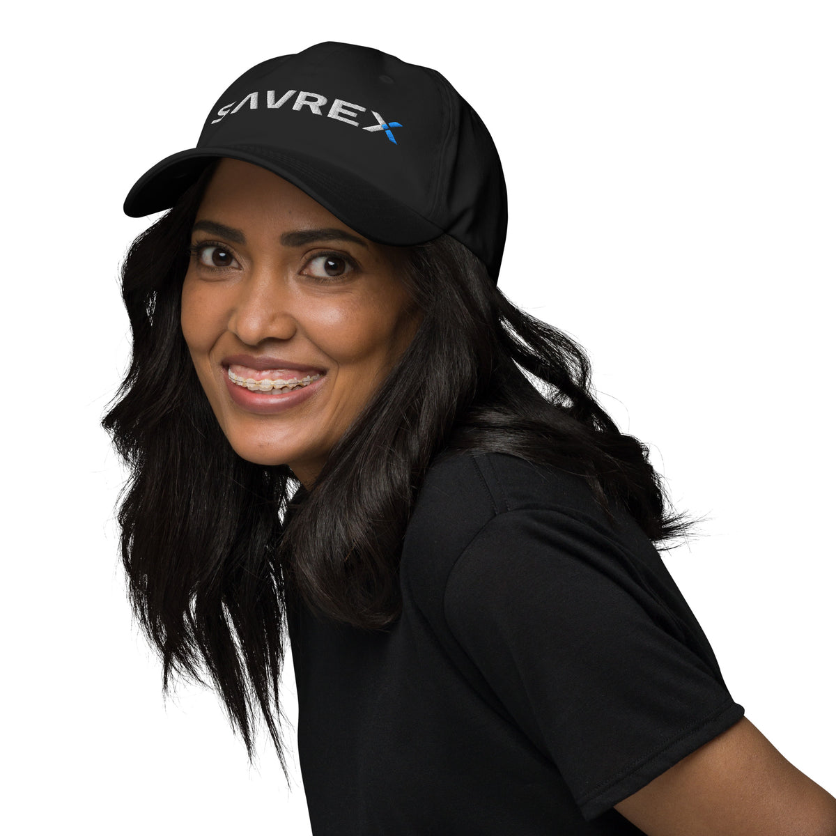 Gorra negra bordada SAVREX, detalle frontal
