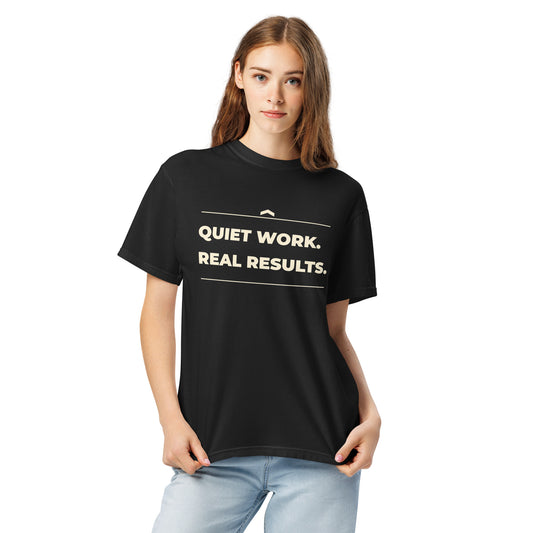 Modelo mujer con camiseta negra Quiet Work. Real Results., vista frontal