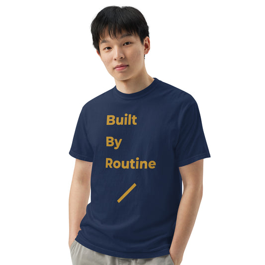 Modelo hombre con camiseta azul marino Built By Routine, detalle frontal